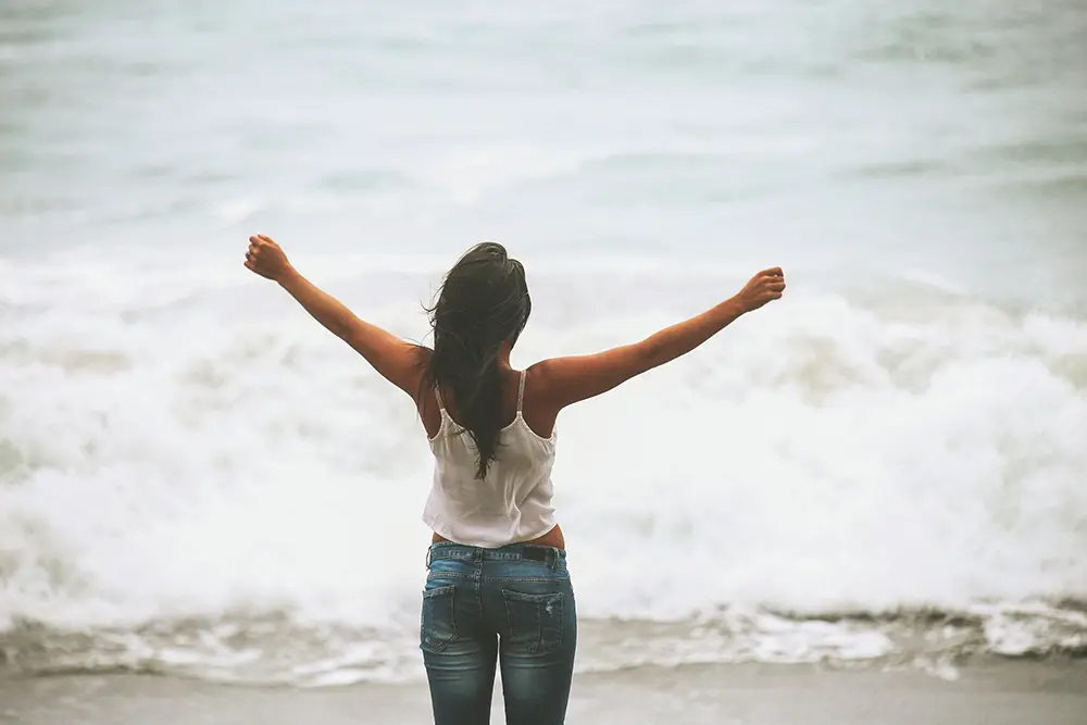 Woman in front of the ocean - Aging Optimized